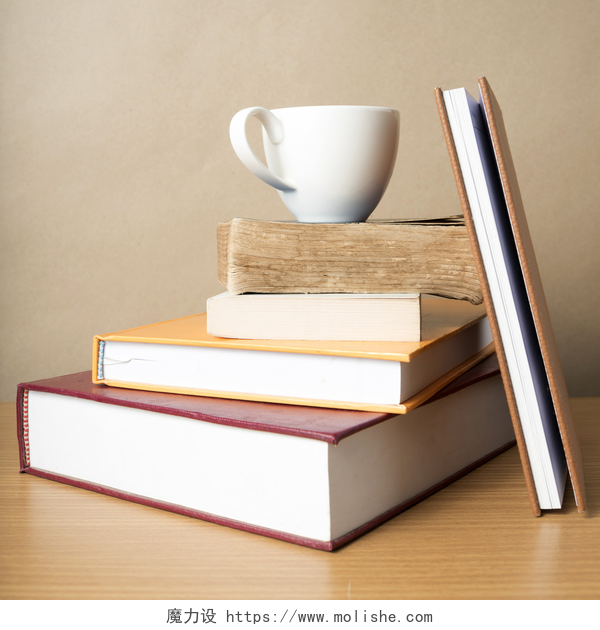 木质桌面堆栈的书与咖啡堆栈的咖啡杯的书